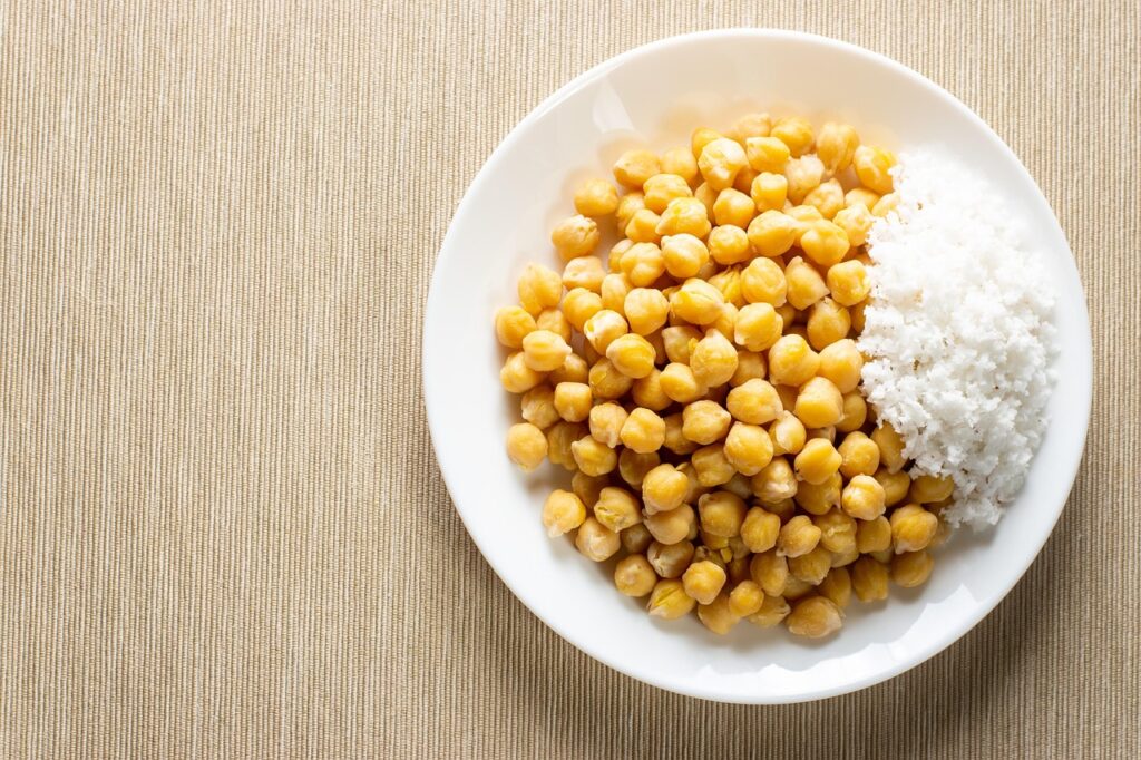 Come cucinare i ceci in modo da non doverli ammollare: il metodo più veloce