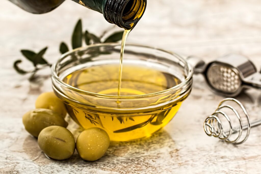 Olio d’oliva falso: quali sono i segnali sull’etichetta che devono allarmare