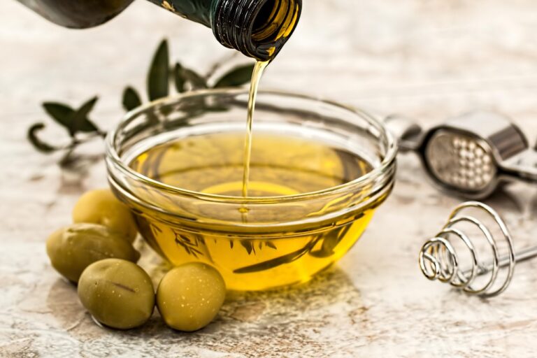 Olio d’oliva falso: quali sono i segnali sull’etichetta che devono allarmare