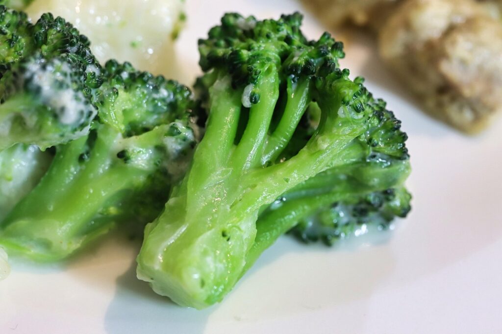 Non buttare i gambi dei broccoli: pelali e cuocili, sono la parte più dolce e buona