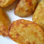 Patate al forno croccanti, dorate e gustose, preparate senza olio secondo il metodo dei ristoranti.