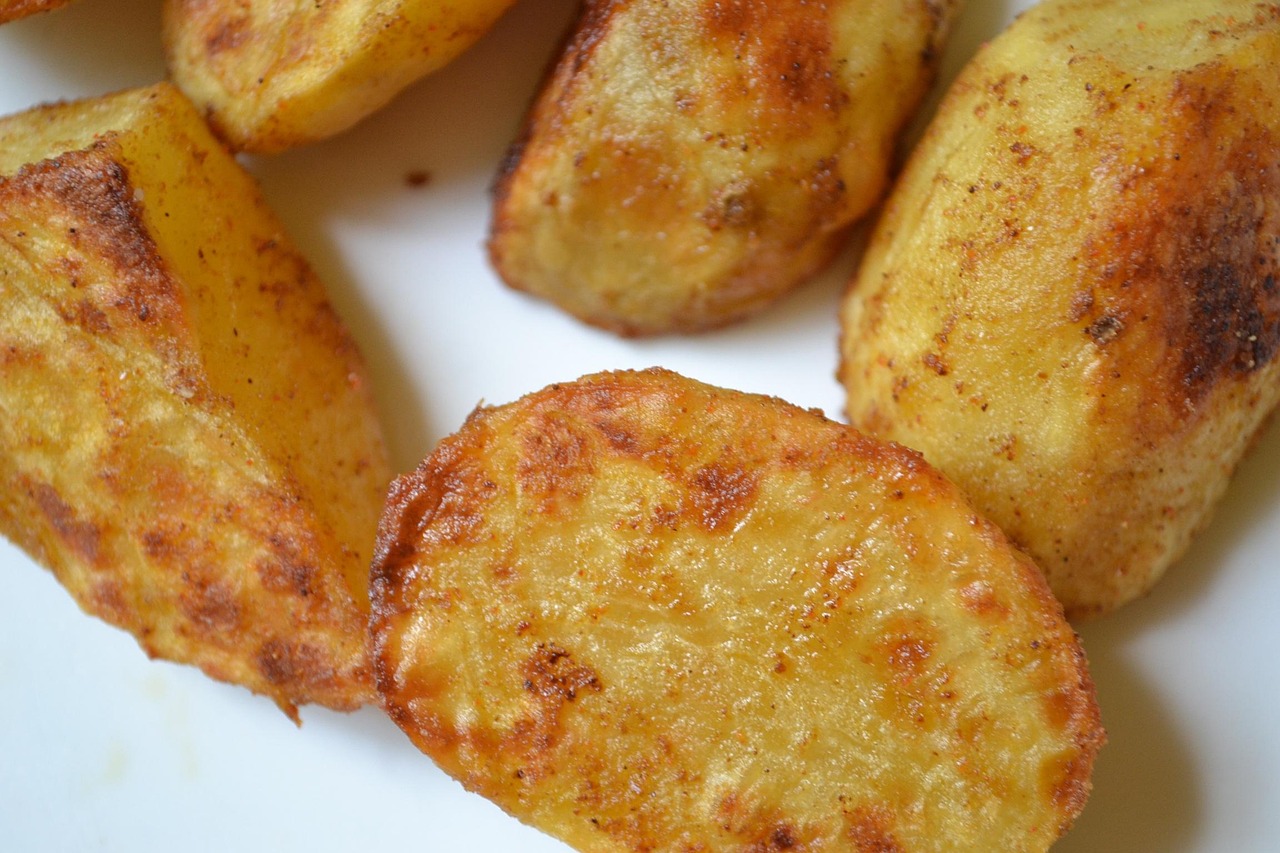 Patate al forno croccanti, dorate e gustose, preparate senza olio secondo il metodo dei ristoranti.