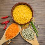 Lenticchie al curry servite in un piatto, con spezie e ingredienti freschi.