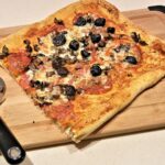 Pizza leggera fatta in casa con farina speciale, impasto dorato e ingredienti freschi.