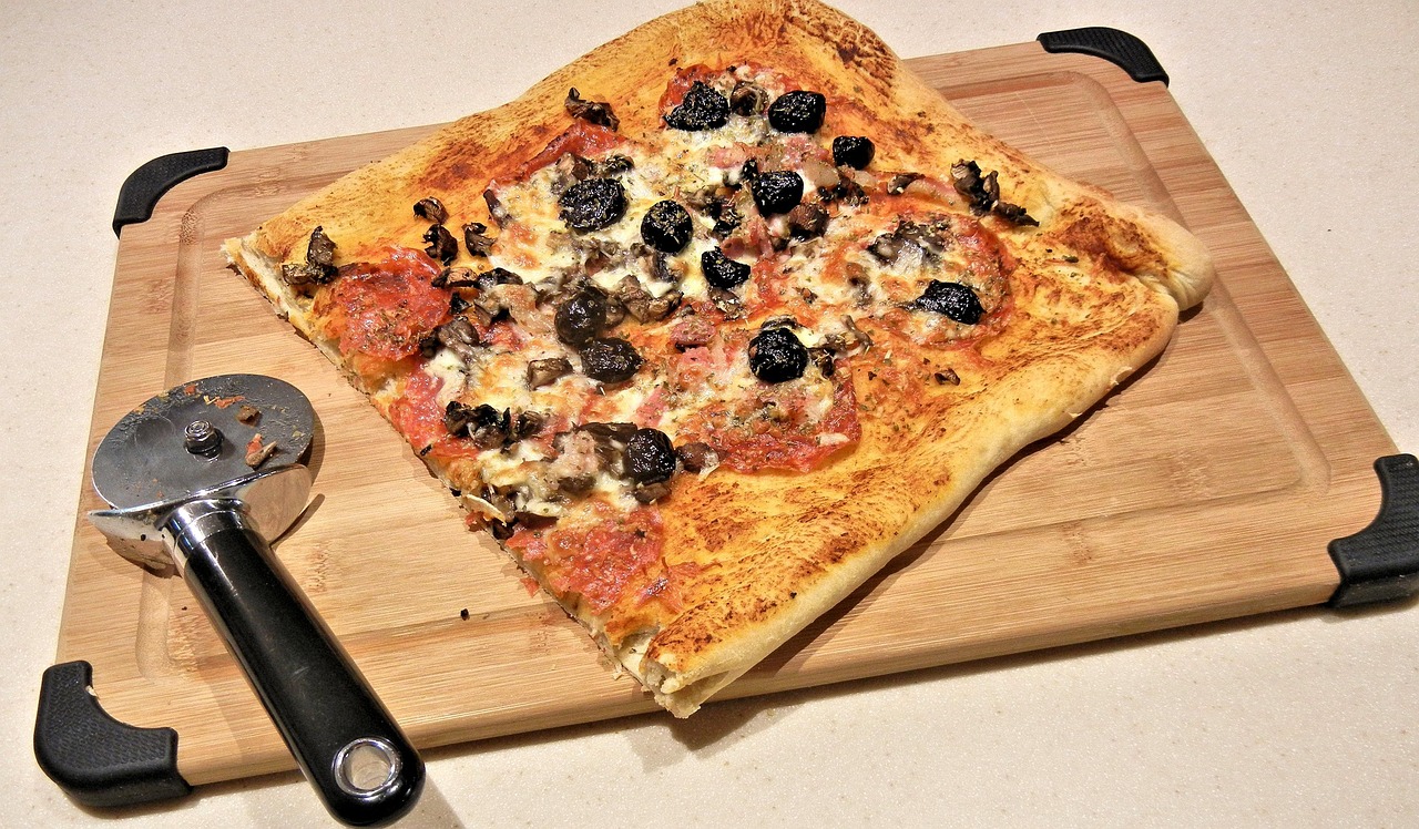 Pizza leggera fatta in casa con farina speciale, impasto dorato e ingredienti freschi.