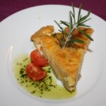 Frittata alta con verdure fresche, evidenziando il contrasto tra ingredienti mescolati e stratificati.