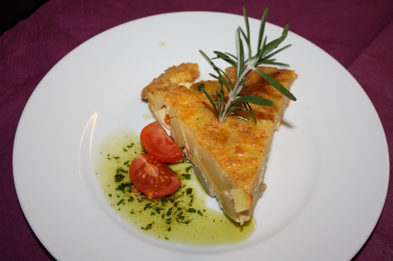 Frittata alta con verdure fresche, evidenziando il contrasto tra ingredienti mescolati e stratificati.