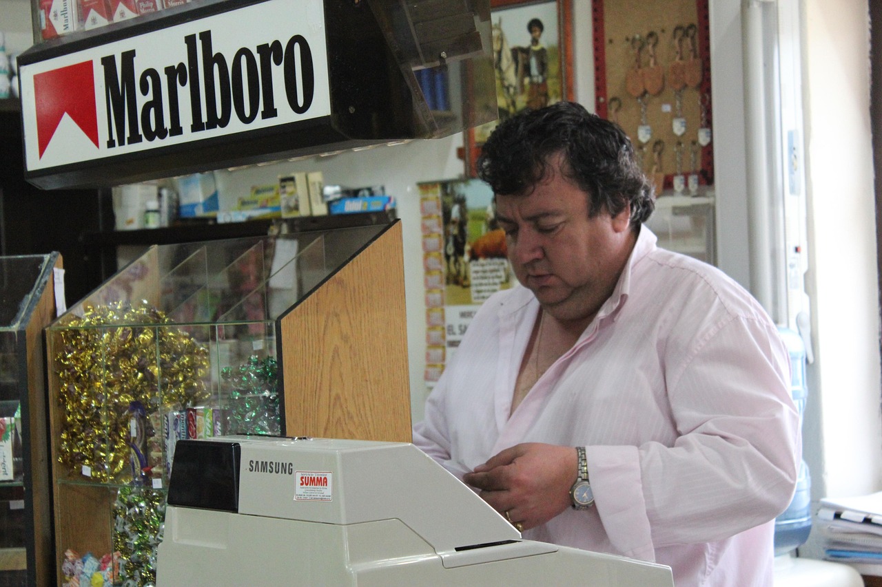 Immagine di un tabaccaio con Gratta e Vinci e consigli su come vincere.