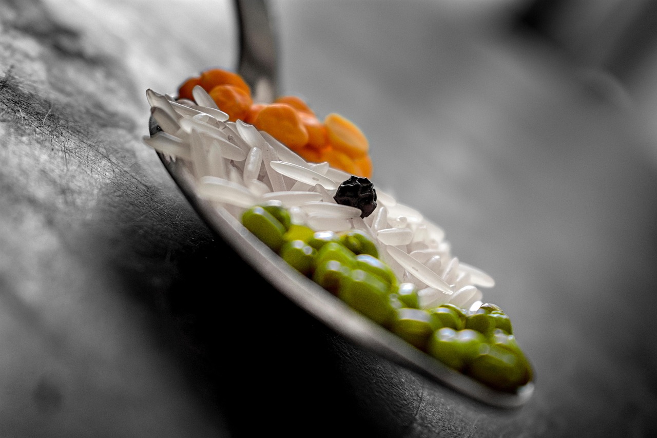 Piatto di riso e lenticchie, alimento sano e bilanciato per un pasto leggero e saziante.