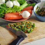 Immagine di un soffritto leggero con verdure fresche in una padella antiaderente.