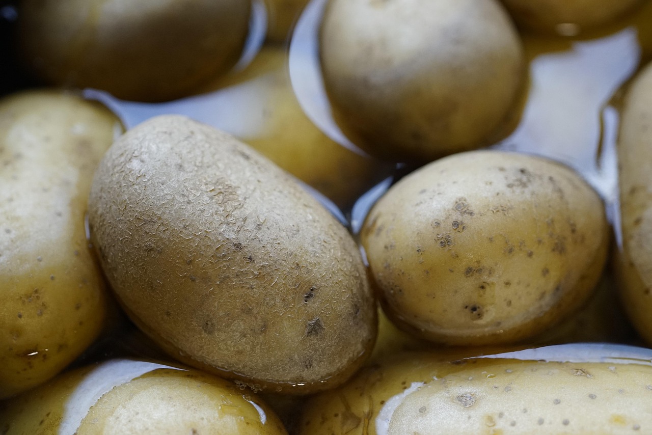 Patate lesse in pentola con acqua fredda, pronte per la cottura perfetta senza sfaldarsi.