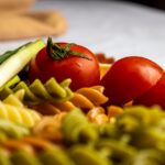 Pasta al pomodoro con ingredienti freschi e leggeri, pronta per un piatto salutare e gustoso.