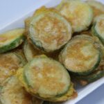 Zucchine croccanti in padella con spezie, pronte per essere servite.