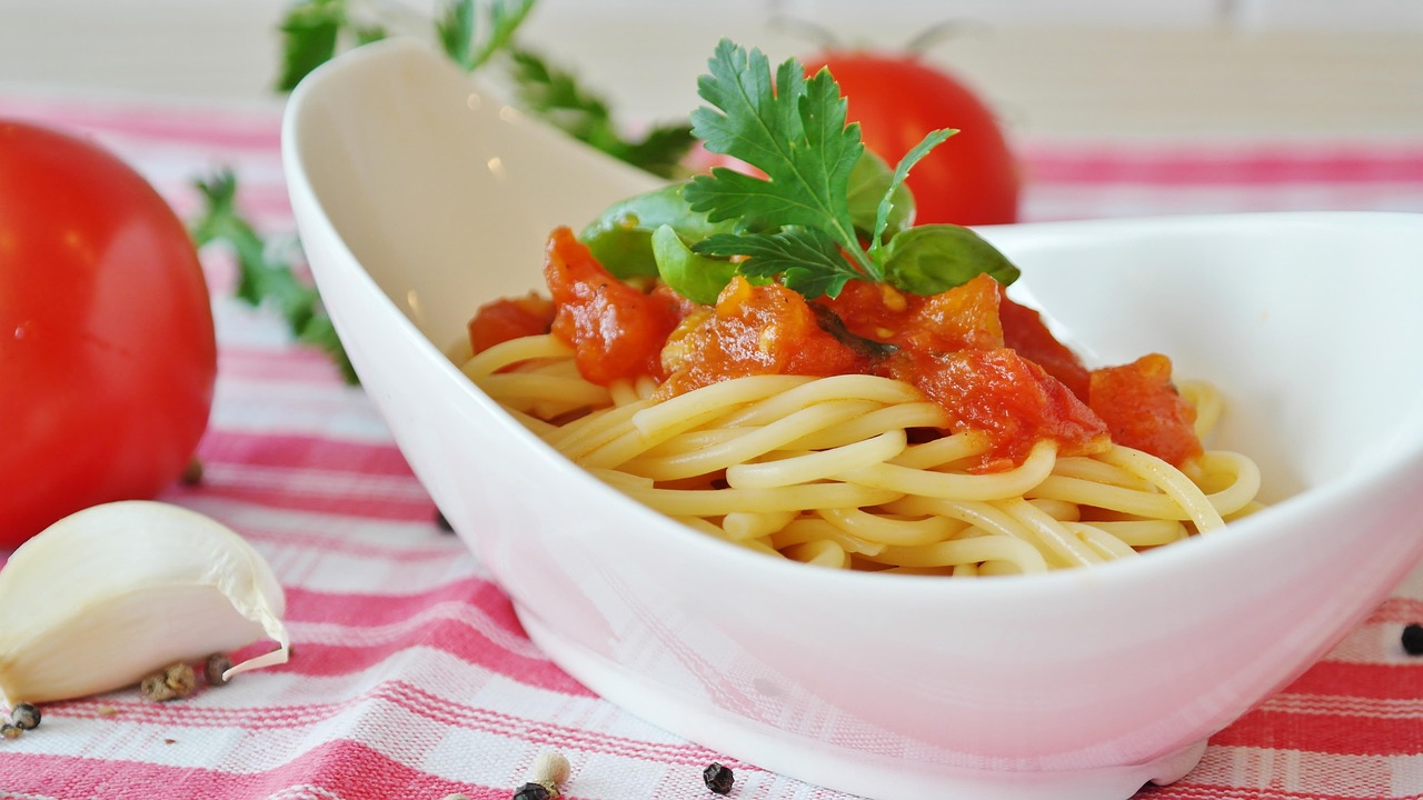 Porzioni di pasta al pomodoro con verdure, ideale per gestire la glicemia in modo sano e gustoso.