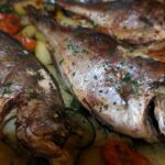 Orata alla mediterranea servita con verdure fresche e aromi, piatto leggero e gustoso.