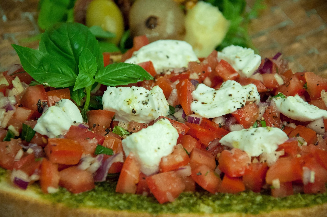 Bruschette gourmet colorate con ingredienti freschi e creativi su un tavolo di legno.