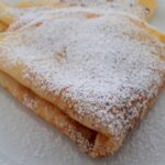 Crepes dolci pronte da servire, con una consistenza morbida e ingredienti semplici.