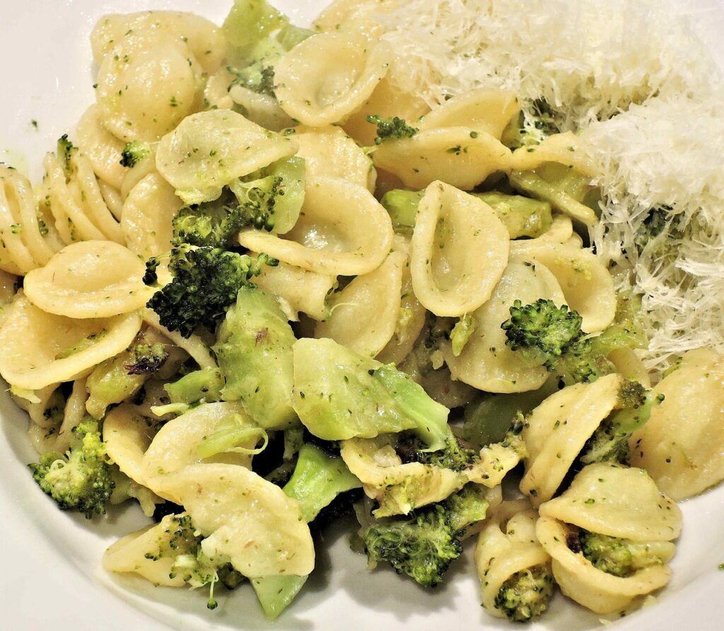 Pasta con broccoli e pangrattato: il piatto povero che sazia e fa dimagrire