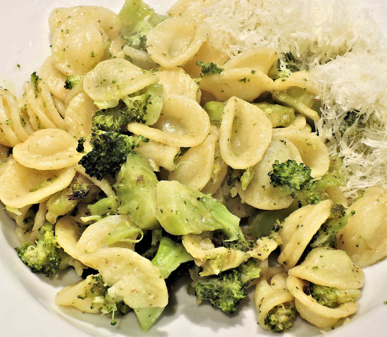 Pasta con broccoli e pangrattato servita in un piatto rustico, un piatto semplice e sano.