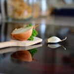 Combinazione di ingredienti tossici in cucina, con avvertimenti e simboli di pericolo.