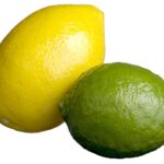 Limone versato su verdure, evidenziando i danni causati dall'acido.