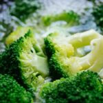 Broccoli al vapore con limone, ricchi di sulforafano e nutrienti, pronti per essere gustati.