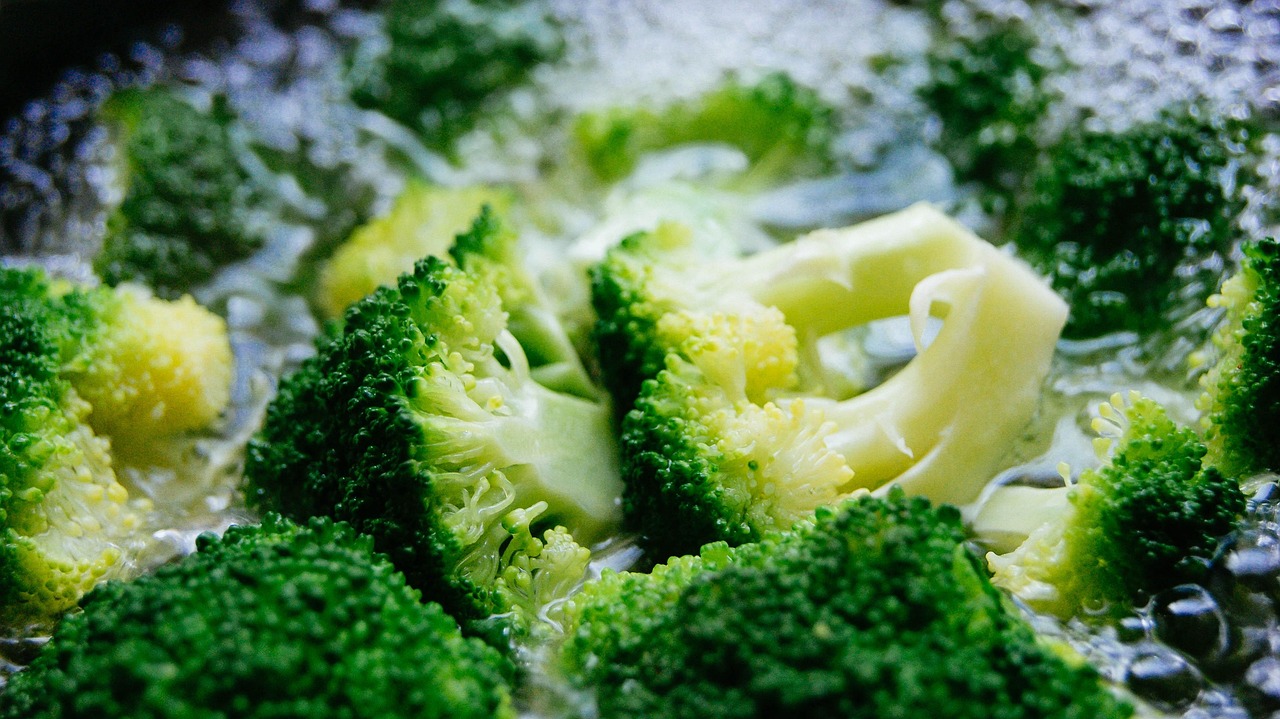 Broccoli in padella con pangrattato croccante, pronti da servire.