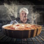 Crostata dorata appena sfornata, evidenziando la perfetta cottura grazie alla giusta posizione della griglia nel forno.
