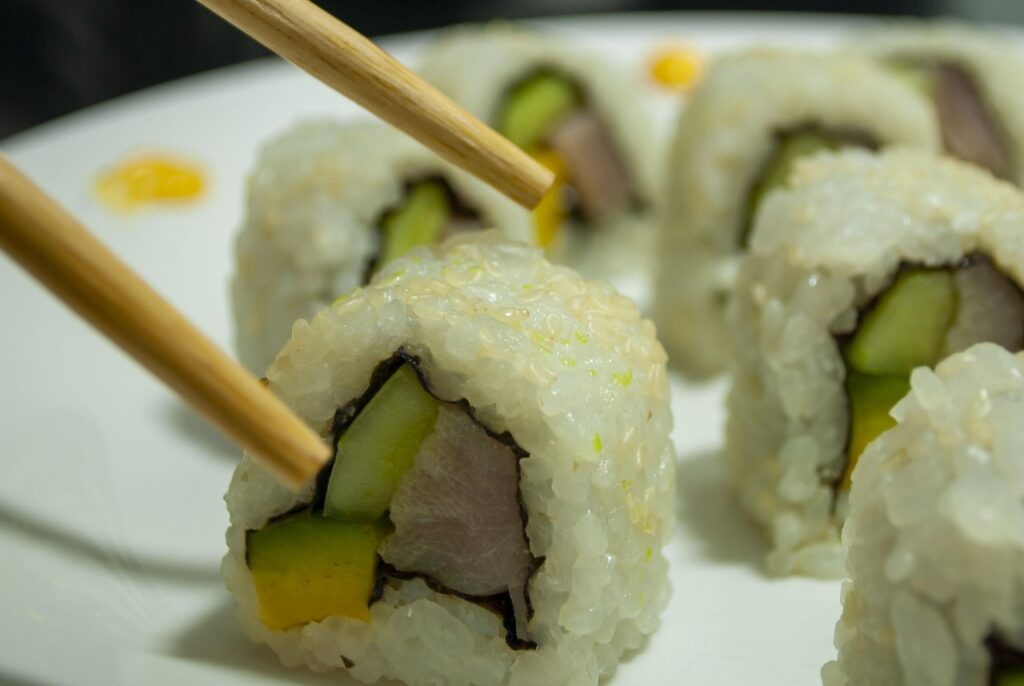 Come preparare il riso per sushi perfetto: il gesto segreto è sciacquarlo 5 volte sotto l’acqua corrente
