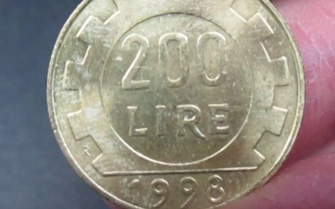 Monete da 500 lire bimetalliche italiane, simbolo di valore collezionistico e investimento.