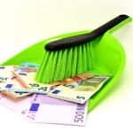 Inquilino moroso durante un'udienza di sfratto per affitti non pagati.