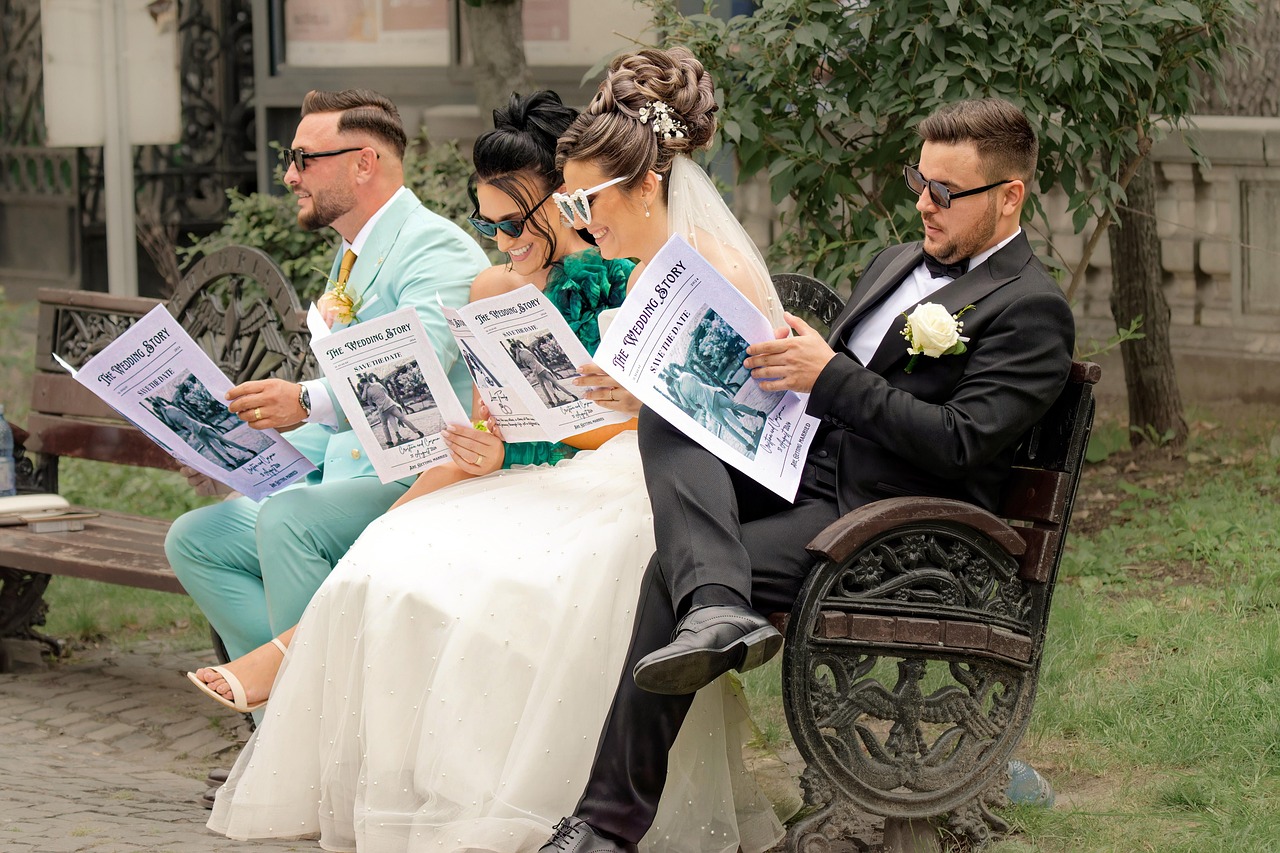 Immagine di concorrenti e pacchisti durante il gioco Affari Tuoi, con premi e tensione in studio.