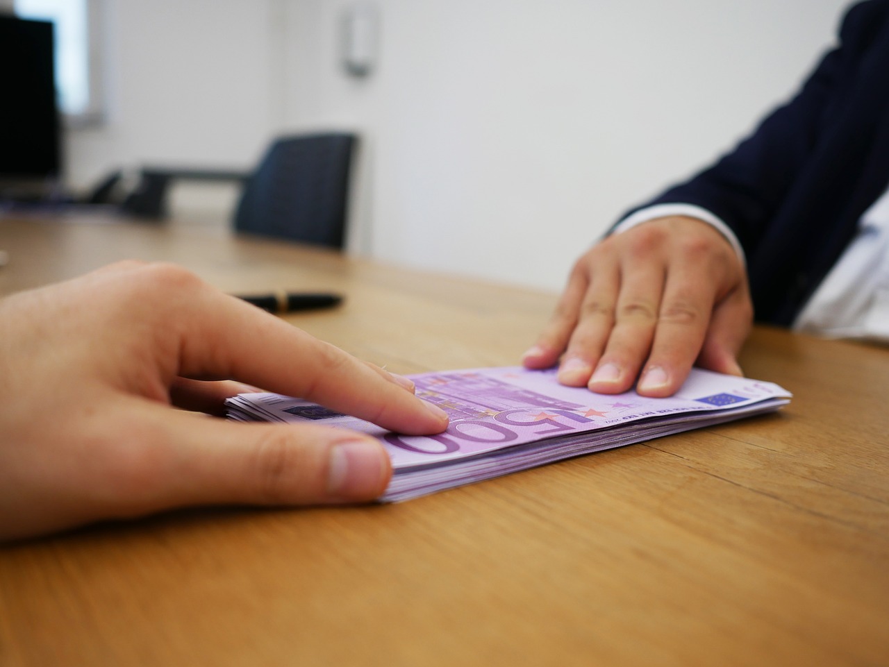 Immagine di un documento con un bonifico e la causale evidenziata, riferimento a norme fiscali.