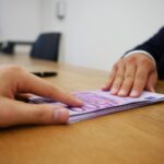 Bonifico tra genitori e figli con causale corretta per evitare sanzioni fiscali.