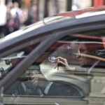 Uomo anziano sorride mentre consulta informazioni sul bollo auto e l'esenzione per over 65.