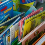 Immagine di genitori che ricevono informazioni sui voucher per libri scolastici per famiglie in difficoltà.