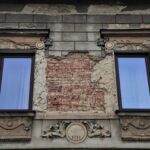 Immagine che illustra il Bonus Facciate con edifici ristrutturati e cartelli informativi.