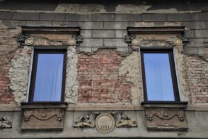 Immagine che illustra il Bonus Facciate con edifici ristrutturati e cartelli informativi.