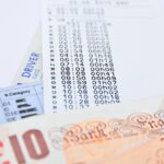 Immagine di un'auto con ganasce fiscali, simbolo del fermo amministrativo per bollo auto non pagato.