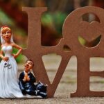 Immagine di una coppia felice durante un matrimonio, con un documento che evidenzia le detrazioni fiscali.