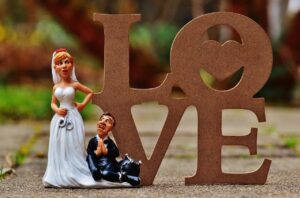 Immagine di una coppia felice durante un matrimonio, con un documento che evidenzia le detrazioni fiscali.