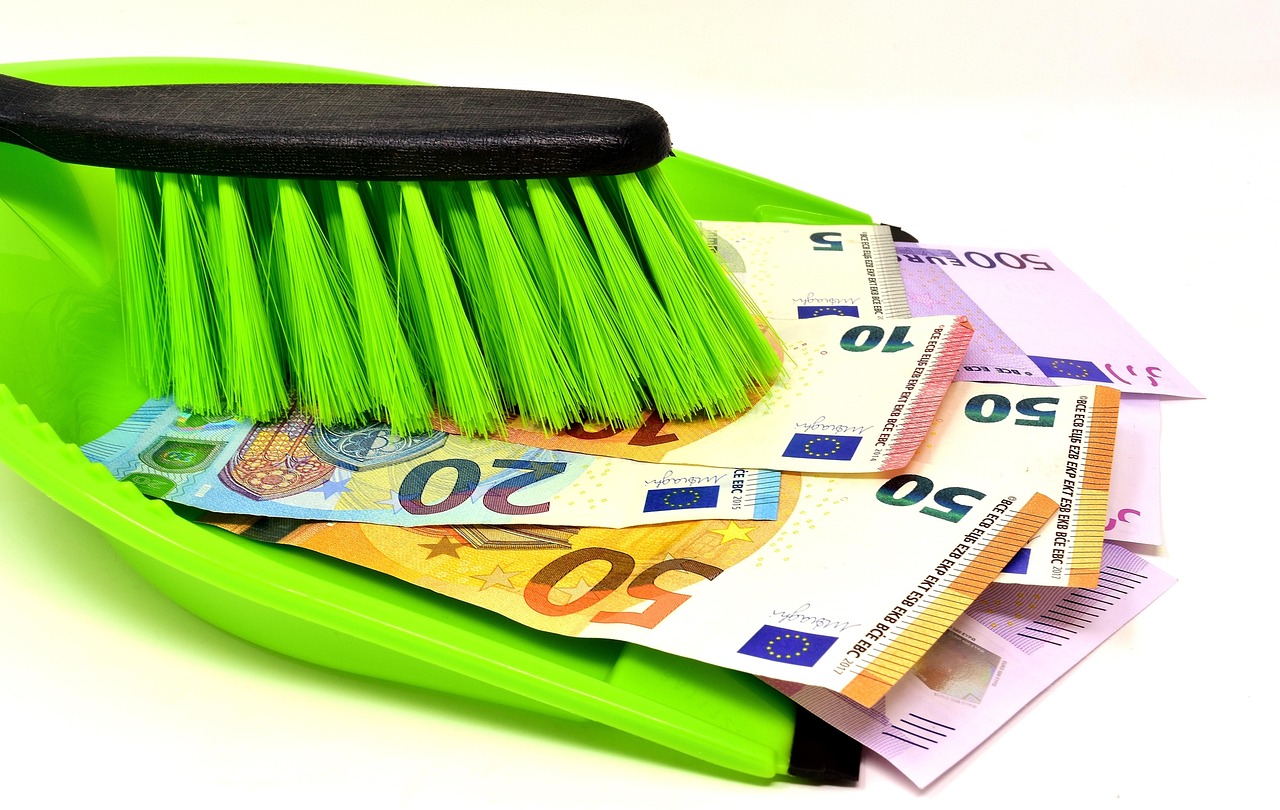 Colf e badanti al lavoro in un ambiente domestico, simbolo dei nuovi minimi retributivi.