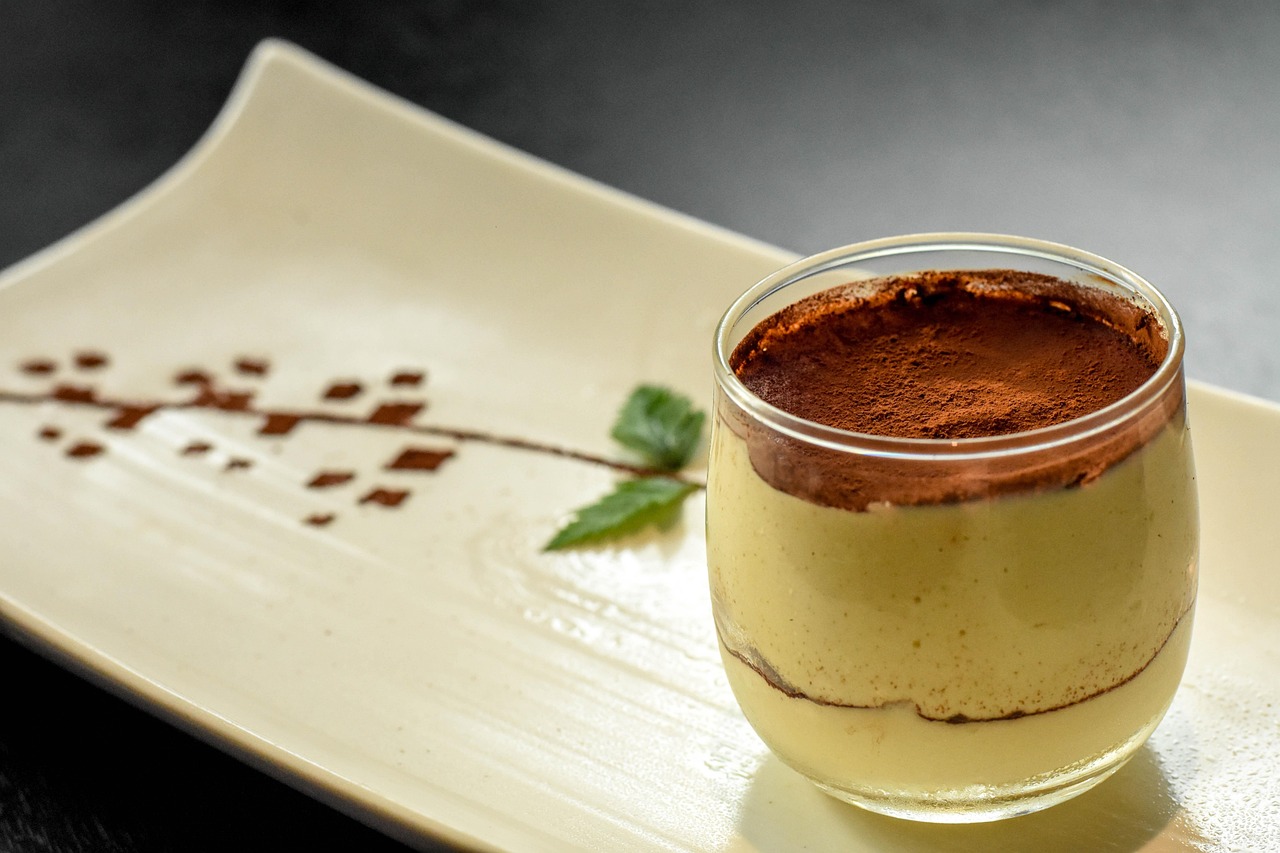 Tiramisù con crema liscia e senza grumi, presentato su un piatto elegante.