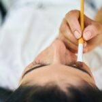 Donna che applica matita per sopracciglia, mostrando una tecnica veloce e precisa.