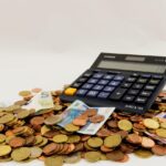 Calcolo della pensione anticipata con grafico e appunti su un tavolo di legno.