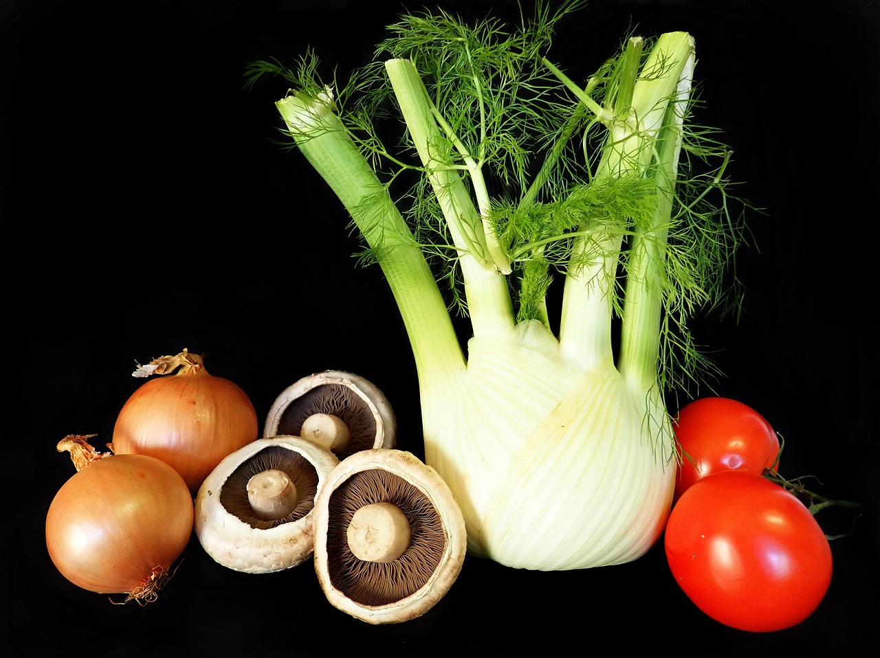 Lenticchie e finocchi freschi su un tagliere, simbolo di una cucina sana e digestiva.