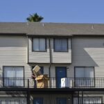 Proprietario di casa preoccupato per la nuova tassa sugli affitti brevi.