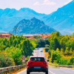 Immagine di un'auto con un cartello che indica le esenzioni del bollo auto per over 70 nel 2026.