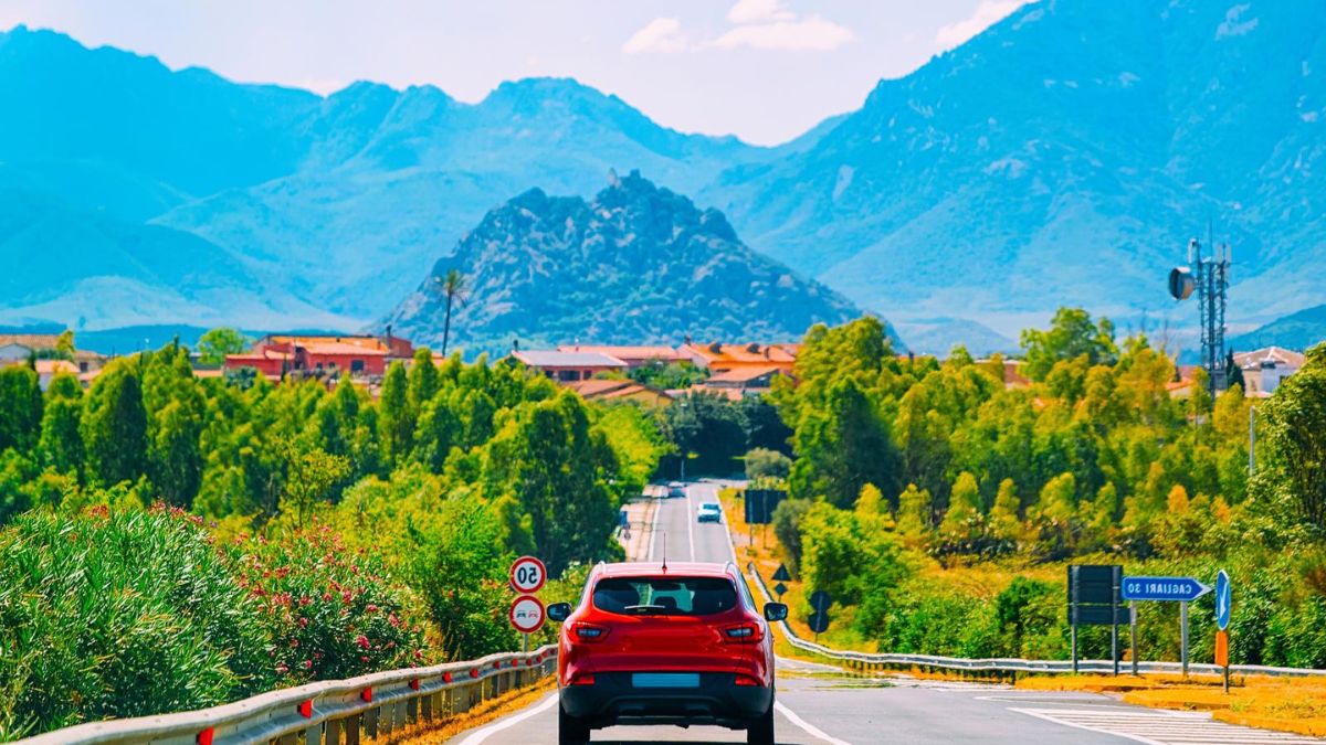Immagine di un'auto con un cartello che indica le esenzioni del bollo auto per over 70 nel 2026.
