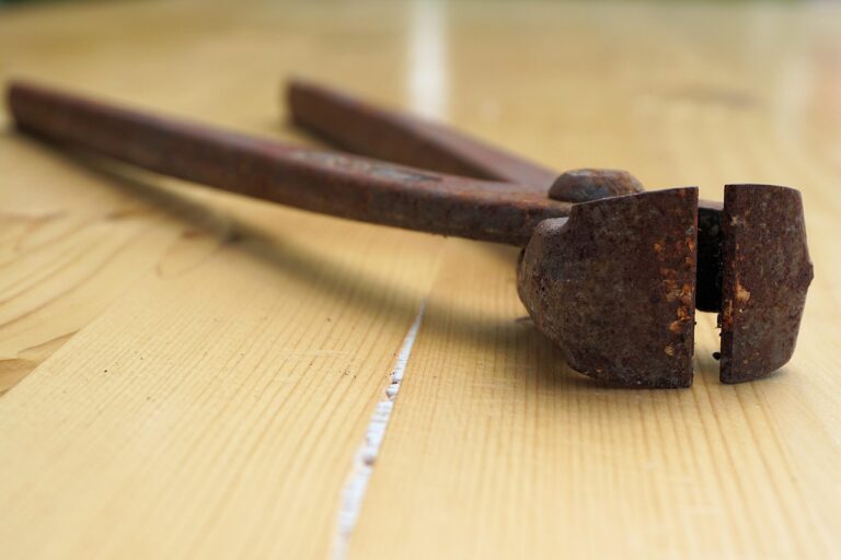 Come togliere la colla dai mobili senza rovinare la superficie